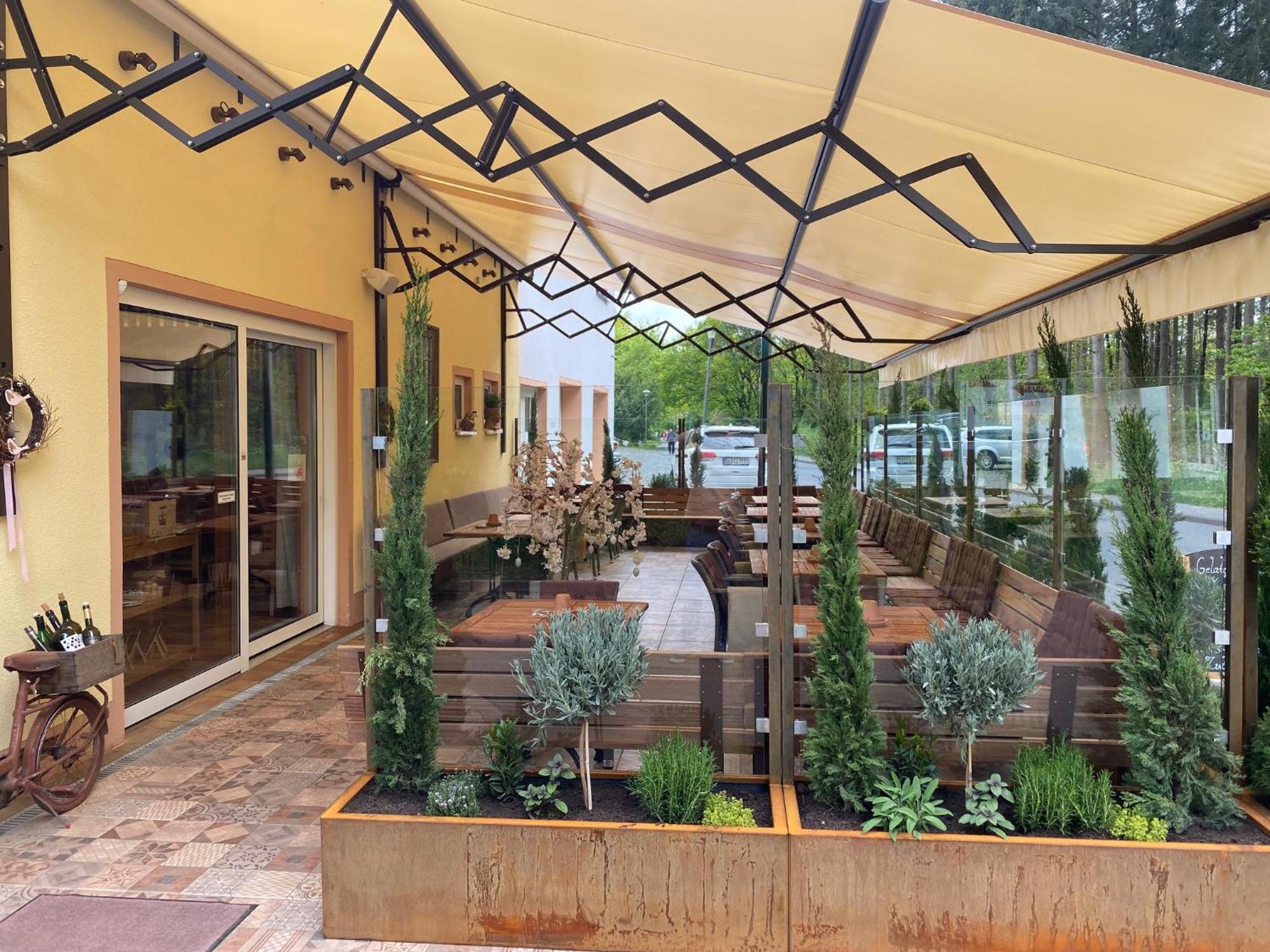 Ferienwohnungen Park Cafe Am Kurpark 베른카슈텔쿠에스 외부 사진